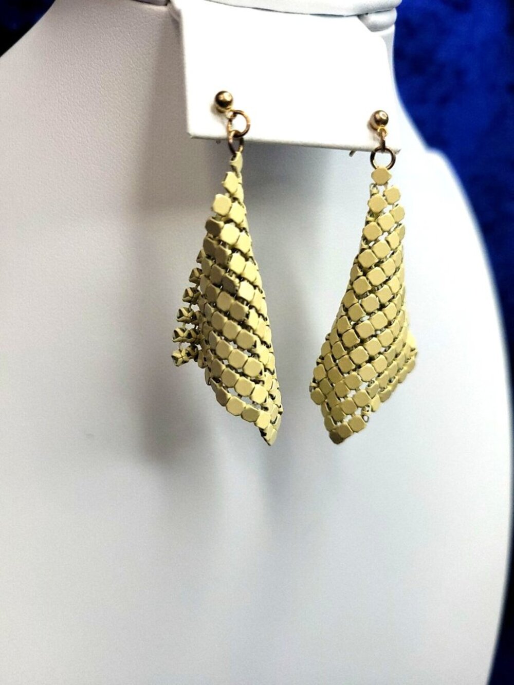 vintage womens cream color enamel mesh dangle earrings